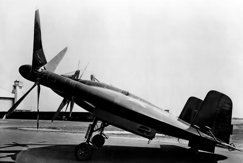 Выбранная компоновка самолета F5U позволила сохранить малую относительную толщину профиля крыла при значительной его строительной высоте, достаточной для установки в крыле моторов. Это было необходимо для ограничения сопротивления самолета на больших числах Маха